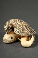 Elfenbein Netsuke &quot;Kumataka der einen Namazu aus dem Wasser zieht&quot; mit reich graviertem Gefieder, eingelegte Augen aus rotem und schwarzen Horn (Wels) sowie Silber und Horn (Bussard), schöne glänzende Patina, 1…