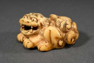 Kompaktes Elfenbein Netsuke &quot;Kreisrund liegender Shishi&quot; mit gelocktem Fell und beweglicher Kugel im Maul, schöne Gebrauchspatina, 19.Jh., B. 4,2cm, Provenienz: Norddeutsche Sammlung, Genehmigung nach VO (EG) 3…