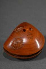 Buchsbaum Netsuke in Muschelform mit Seeschnecke und Jakobsmuschel auf der Wandung, innen lupenfeine Mikroschnitzerei &quot;Personen in Garten mit Teehaus&quot;, sign. Shozan, Mitte 19.Jh., L. 4,4cm, Vgl.: Davey 2532, Pr…