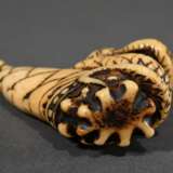 Hirschhorn Netsuke "Bambusspross mit Schlange", 19.Jh., H. 5,8cm, Provenienz: Norddeutsche Sammlung - photo 4