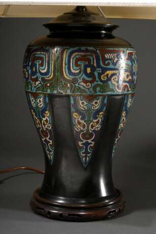 Bronze Vase mit archaischen Champlevé Dekorationen "Taotie Masken", als Lampe montiert, ges. H. 67,5cm - photo 2