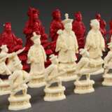 Chinesisches Elfenbein Schachspiel mit 32 lupenfein geschnitzten Figuren, hälftig rot gefärbt, 19.Jh., mit Schreiben in Sütterlin, Kiel 1877, H. 2,9-4,8cm, kleine Defekte, Genehmigung nach VO (EG) 338/97 liegt vor (kein … - Foto 3