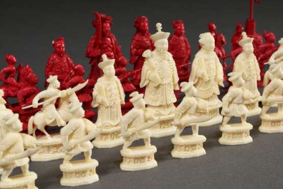 Chinesisches Elfenbein Schachspiel mit 32 lupenfein geschnitzten Figuren, hälftig rot gefärbt, 19.Jh., mit Schreiben in Sütterlin, Kiel 1877, H. 2,9-4,8cm, kleine Defekte, Genehmigung nach VO (EG) 338/97 liegt vor (kein … - Foto 3