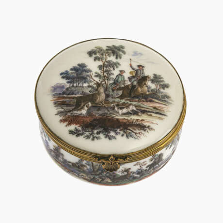 A snuff box with hunting scenes. Meissen, 2nd half of the 18th century - photo 1