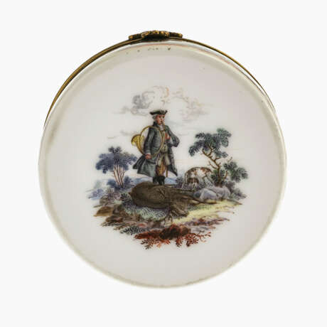 A snuff box with hunting scenes. Meissen, 2nd half of the 18th century - photo 4