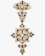 Broches et épingles. A brooch with garnets and pearls. Probably Spain, 1st half of the 18th century