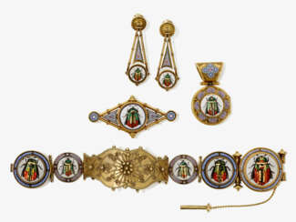 Parure bestehend aus Armband, Medaillonanhänger, Brosche und einem Paar Ohrgehänge mit Mikromosaik. Rom, um 1860 - 1870