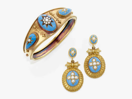 A bangle and a pair of drop earrings with enamel and pearls. Circa 1880 - фото 1