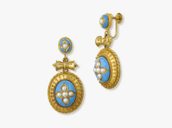 A bangle and a pair of drop earrings with enamel and pearls. Circa 1880 - фото 2