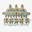 A pendant/brooch with white sapphires, rubies, pearls, glass beads and enamel. Probably Rajasthan, India, end of the 19th century - Maintenant aux enchères