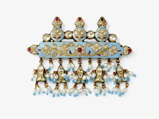 A pendant/brooch with white sapphires, rubies, pearls, glass beads and enamel. Probably Rajasthan, India, end of the 19th century - photo 1