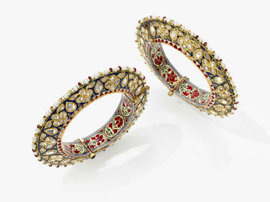 A pair of bangles with white sapphires, seed pearls and enamel. Probably India, 20th century - фото 1