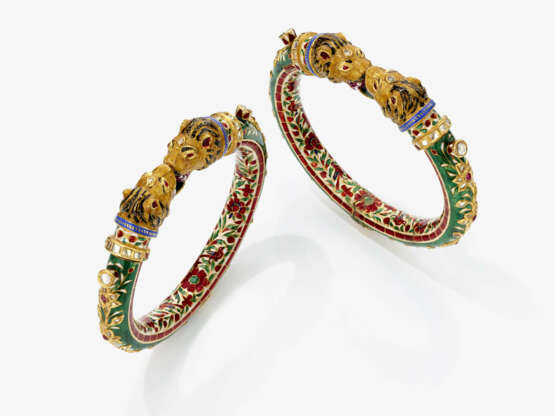 A pair of bangles with lion heads, white sapphires, rubies and enamel. India, 20th century - photo 1