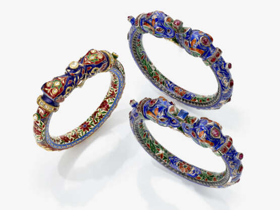 Three bangles with elephant heads with white sapphires and enamel. India, 20th century - photo 1