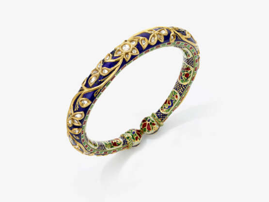 A bangle with white sapphires and enamel. India, probably Rajasthan, late 19th / early 20th century - photo 1