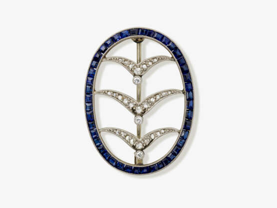 An oval brooch with diamonds and sapphires. Probably England or Germany, circa 1920 - фото 1