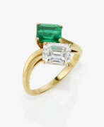 Hand jewellery. A Vis a Vis ring decorated with an emerald-cut diamond and a square-cut Colombian emerald. France, Paris, Art Dèco 1925