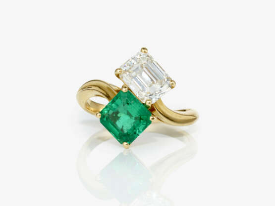 A Vis a Vis ring decorated with an emerald-cut diamond and a square-cut Colombian emerald. France, Paris, Art Dèco 1925 - photo 2