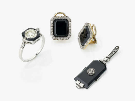 Ein Ring und ein Paar Ohrclips mit Onyx und Diamanten. Ring: Wien, Beides 1930er Jahre - Foto 1