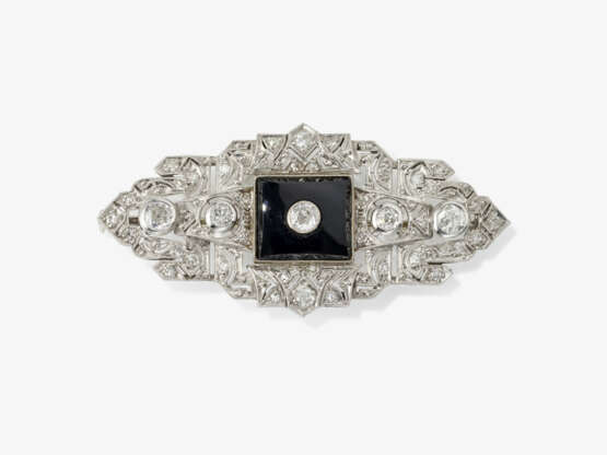 A brooch with onyx and diamonds. Probably Germany, 1930s - photo 1