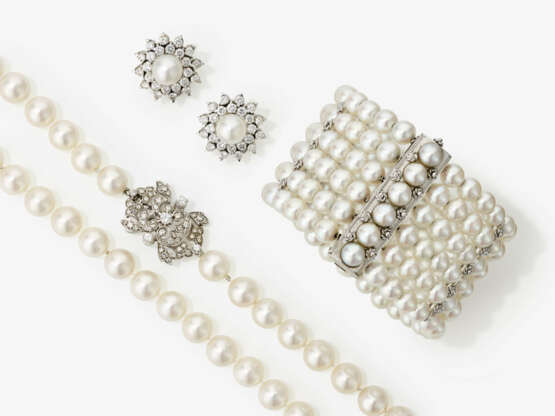 A pearl necklace, pearl bangle and a pair of pearl clip earrings with diamonds. Italy, 1950s - 1960s - photo 1