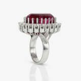 An excellent jewel ring decorated with a large and fine red tourmaline "rubellite" and brilliant-cut diamonds. Germany, Southern Germany, 1970s - photo 2