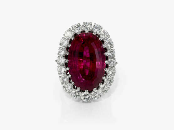 An excellent jewel ring decorated with a large and fine red tourmaline "rubellite" and brilliant-cut diamonds. Germany, Southern Germany, 1970s - photo 3