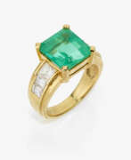 Hand jewellery. Ring with emerald and diamonds.