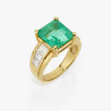 Ring with emerald and diamonds. - photo 1