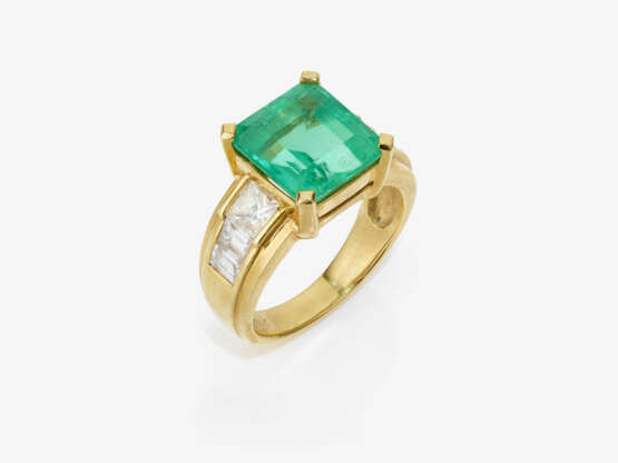 Ring with emerald and diamonds. - photo 1