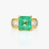 Ring with emerald and diamonds. - photo 2