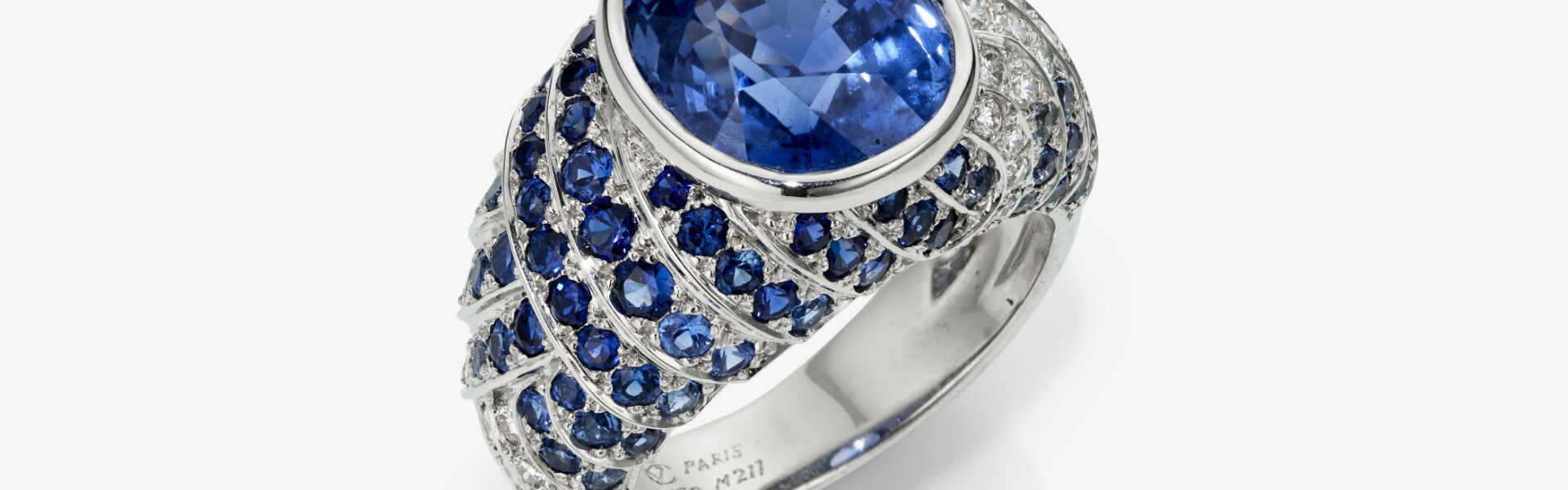 A precious jewel ring with a cornflower blue Burmese sapphire, small brilliant-cut diamonds and other sapphires. France, Paris, 2000s