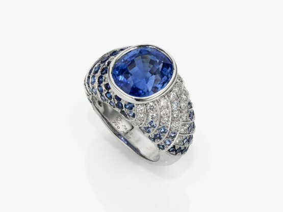 A precious jewel ring with a cornflower blue Burmese sapphire, small brilliant-cut diamonds and other sapphires. France, Paris, 2000s - фото 2