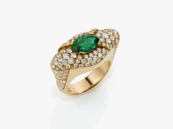 A classic, modern cocktail ring decorated with a fine emerald and brilliant-cut diamonds. Switzerland, Geneva, 2020s - photo 1