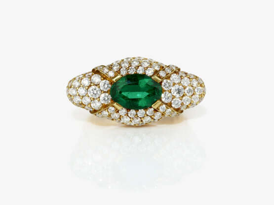 A classic, modern cocktail ring decorated with a fine emerald and brilliant-cut diamonds. Switzerland, Geneva, 2020s - фото 2