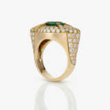 A classic, modern cocktail ring decorated with a fine emerald and brilliant-cut diamonds. Switzerland, Geneva, 2020s - фото 3