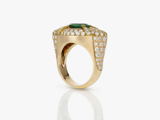 A classic, modern cocktail ring decorated with a fine emerald and brilliant-cut diamonds. Switzerland, Geneva, 2020s - photo 3