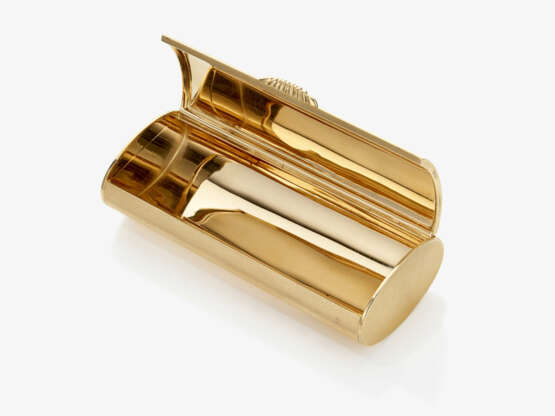 A gold box with fluting. - фото 2