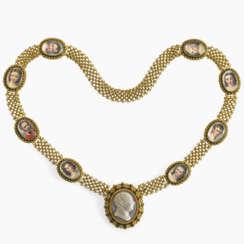 München um 1818. Collier mit Chalcedon-Gemme und acht Medaillons mit Miniaturporträts