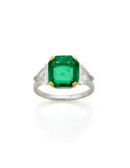 BULGARI | Octagonal ct. 4.16 emerald and triangula…