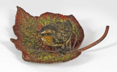 Young bird on a leaf