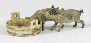 Figurengruppe mit zwei Schweinen am Futtertrog