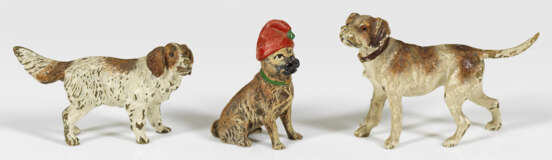 Drei Miniatur-Hundefiguren - photo 1