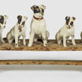 Miniatur-Figurengruppe mit sechs Terriern auf einer Bank - Foto 1