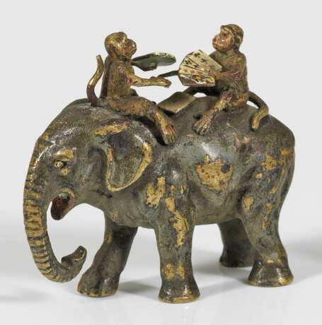 Seltene Figurengruppe mit Elefant und Affen beim Kartenspiel - Foto 1
