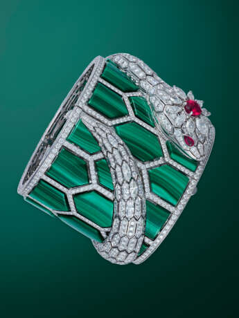 BULGARI, SERPENTI MISTERIOSI REF. 103164, A SPECTACULAR AND EXTREMELY RARE GOLD, DIAMOND, MALACHITE AND RUBELLITE-SET SECRET CUFF WATCH - photo 3