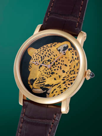 CARTIER, D'ART ROTONDE DE CARTIER, A RARE AND ATTRACTIVE LIMITED EDITION GOLD WRISTWATCH WITH A DAMASCENED PANTHER MOTIF DIAL - фото 2