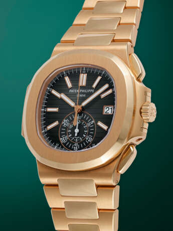 PATEK PHILIPPE, NAUTILUS REF. 5980/1R-001, A FINE GOLD AUTOMATIC FLYBACK CHRONOGRAPH WRISTWATCH WITH BRACELET - фото 2