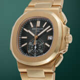 PATEK PHILIPPE, NAUTILUS REF. 5980/1R-001, A FINE GOLD AUTOMATIC FLYBACK CHRONOGRAPH WRISTWATCH WITH BRACELET - фото 2