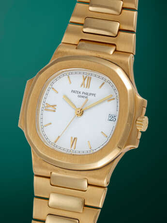 PATEK PHILIPPE, NAUTILUS REF. 3800/1, A FINE GOLD AUTOMATIC WRISTWATCH WITH BRACELET - photo 2